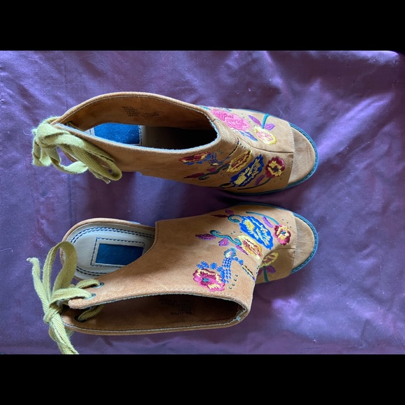 Tan Suede Booties Embroidered Florals Open Toe - Picture 9 of 16